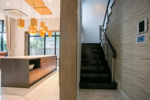 Casa de 3 dormitorios en Bangkok, Tailandia № 168200 - foto 11