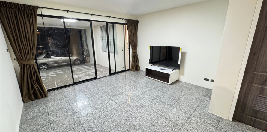 Reihenhaus in Bangkok, Thailand 4 Schlafzimmer № 189534