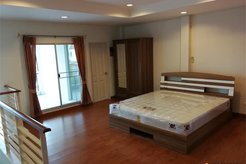 Townhouse in Bangkok, Thailand 3 bedrooms № 189535 - photo 4