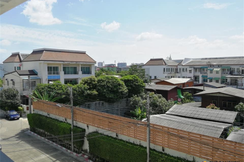 Townhouse in Bangkok, Thailand 3 bedrooms № 189535 - photo 2