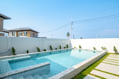 Casa de 4 dormitorios en Bang Lamung, Tailandia № 161088 - foto 3