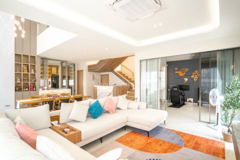 Casa de 4 dormitorios en Bang Lamung, Tailandia № 161088 - foto 4