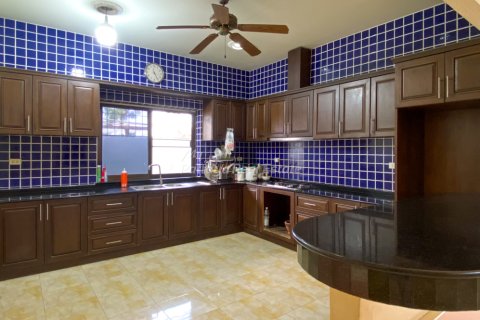 Casa de 4 dormitorios en Bang Lamung, Tailandia № 161087 - foto 10