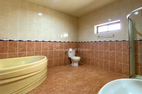 Casa de 4 dormitorios en Bang Lamung, Tailandia № 161087 - foto 8