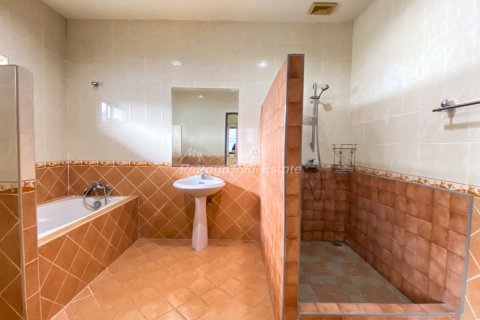 Casa de 4 dormitorios en Bang Lamung, Tailandia № 161087 - foto 25