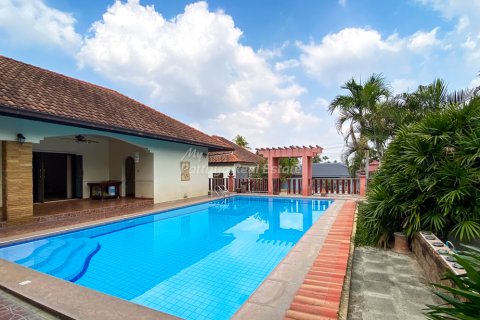 Casa de 4 dormitorios en Bang Lamung, Tailandia № 161087 - foto 3