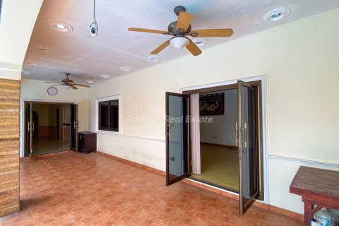 Casa de 4 dormitorios en Bang Lamung, Tailandia № 161087 - foto 4