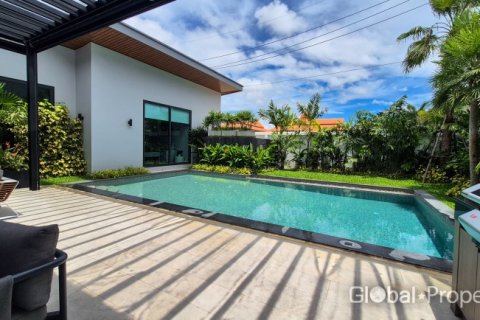 Casa de 5 dormitorios en Pattaya, Tailandia № 146578 - foto 4