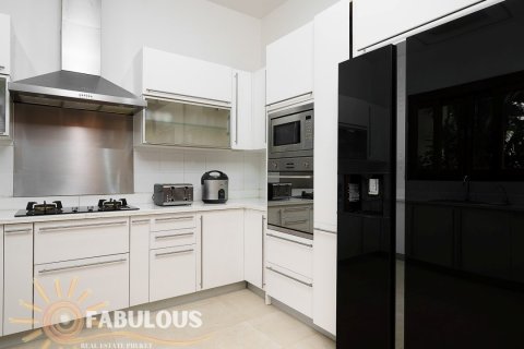 Villa in Kata, Thailand 4 bedrooms № 179488 - photo 9