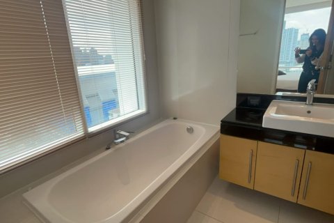 Condo in Watthana, Bangkok, Thailand, 2 bedrooms  № 200990 - photo 12