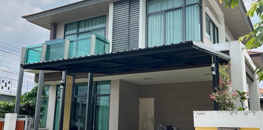House in Bangkok, Thailand 4 bedrooms № 115746