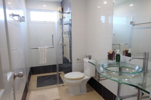 Condo in Bangkok, Thailand, 2 bedrooms  № 115744 - photo 12