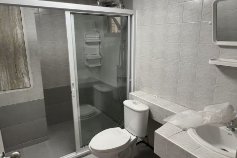 Condominio de 2 dormitorios en Khlong Toei, Bangkok, Tailandia № 63311 - foto 8
