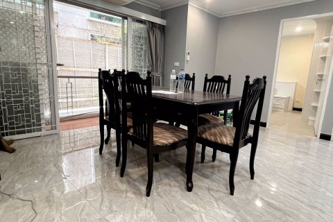 Condominio de 2 dormitorios en Khlong Toei, Bangkok, Tailandia № 63311 - foto 3