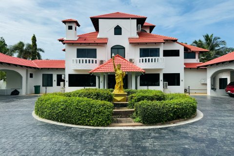 Casa de 8 dormitorios en Pattaya, Tailandia № 141958