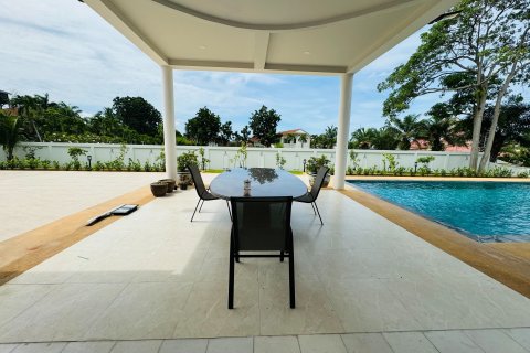 Casa de 8 dormitorios en Pattaya, Tailandia № 141958 - foto 5