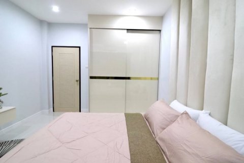 Casa de 3 dormitorios en Bang Lamung, Tailandia № 64955 - foto 16