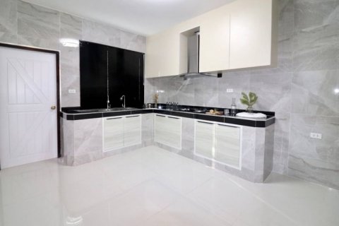 Casa de 3 dormitorios en Bang Lamung, Tailandia № 64955 - foto 17