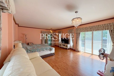 House in Pattaya, Thailand 5 bedrooms № 197743 - photo 12