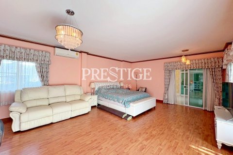 House in Pattaya, Thailand 5 bedrooms № 197743 - photo 11