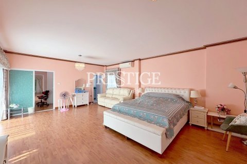 House in Pattaya, Thailand 5 bedrooms № 197743 - photo 10