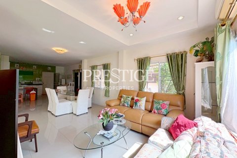 House in Pattaya, Thailand 5 bedrooms № 197743 - photo 3