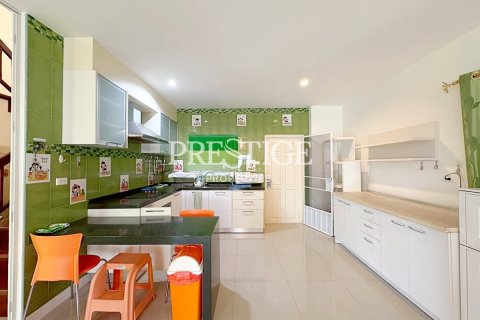 House in Pattaya, Thailand 5 bedrooms № 197743 - photo 8