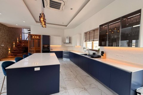Chalet de 6 dormitorios en Pattaya, Tailandia № 173532 - foto 16