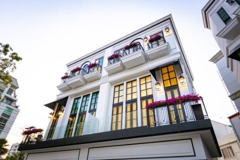 House in Bangkok, Thailand 4 bedrooms № 180744
