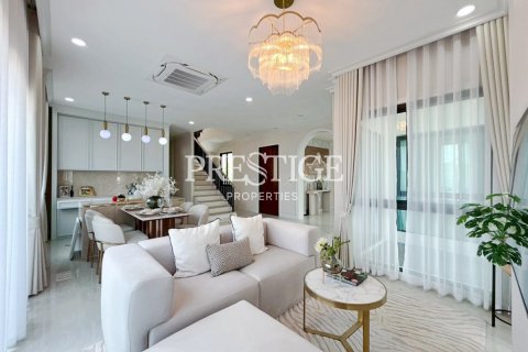 Casa de 3 dormitorios en Pattaya, Tailandia № 197695 - foto 5
