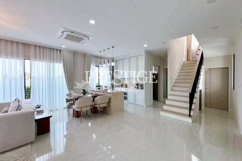 Casa de 3 dormitorios en Pattaya, Tailandia № 197695 - foto 10