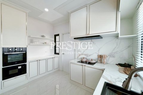House in Pattaya, Thailand 4 bedrooms № 197692 - photo 11