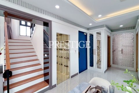 House in Pattaya, Thailand 4 bedrooms № 197692 - photo 12