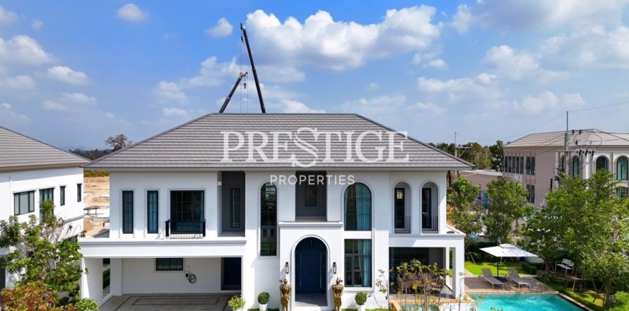 House in Pattaya, Thailand 4 bedrooms № 197692