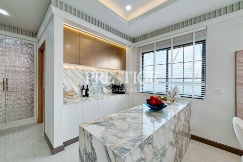 House in Pattaya, Thailand 4 bedrooms № 197692 - photo 9