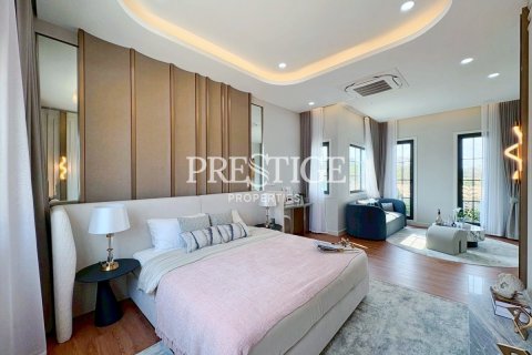 House in Pattaya, Thailand 4 bedrooms № 197692 - photo 15