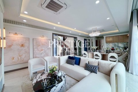 House in Pattaya, Thailand 4 bedrooms № 197692 - photo 4