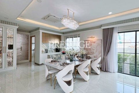 House in Pattaya, Thailand 4 bedrooms № 197692 - photo 7