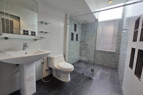 Casa de 5 dormitorios en Bangkok, Tailandia № 142979 - foto 15
