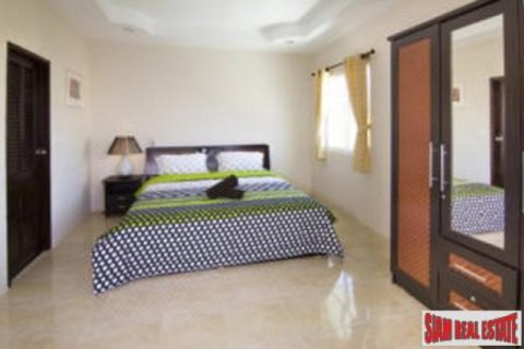 Chalet de 6 dormitorios en Pattaya, Tailandia № 202591 - foto 3