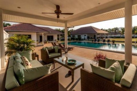 Chalet de 5 dormitorios en Hua Hin, Tailandia № 202788 - foto 5