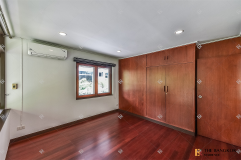 Casa de 4 dormitorios en Bangkok, Tailandia № 190426 - foto 3
