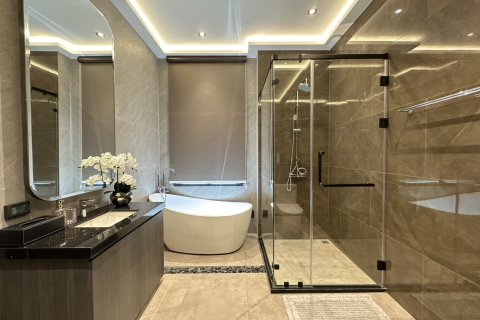 Chalet de 5 dormitorios en Pattaya, Tailandia № 203492 - foto 16