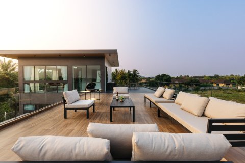 Chalet de 4 dormitorios en Pattaya, Tailandia № 203495 - foto 15