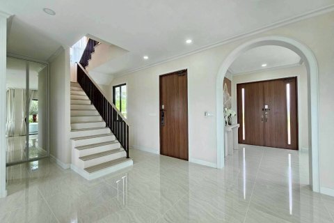 Chalet de 3 dormitorios en Pattaya, Tailandia № 203493 - foto 15