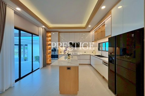 House in Pattaya, Thailand 5 bedrooms № 198023 - photo 14