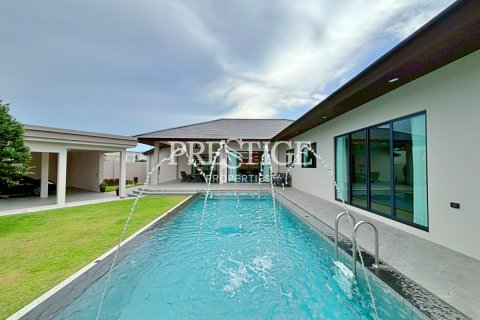 House in Pattaya, Thailand 5 bedrooms № 198023 - photo 2