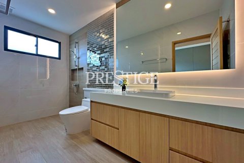 House in Pattaya, Thailand 5 bedrooms № 198023 - photo 30