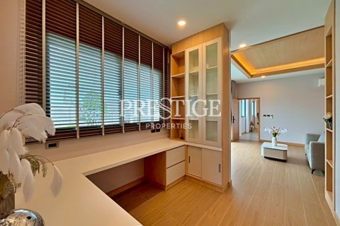 House in Pattaya, Thailand 5 bedrooms № 198023 - photo 19