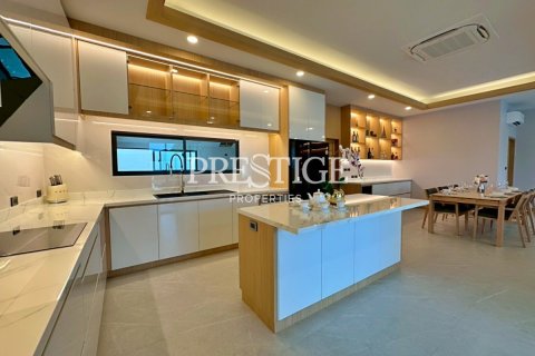 House in Pattaya, Thailand 5 bedrooms № 198022 - photo 12